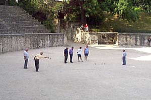 A game of petanque in the Arenes.